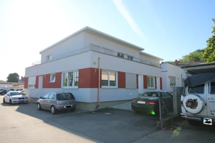 Außenansicht mit Blick zur Terrasse - Wohnung mieten in Neu-Ulm - Tolles Single-Apartment mit EBK in der Neu-Ulmer City