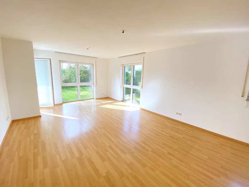 Wohnzimmer - Wohnung kaufen in Neu-Ulm/Burlafingen - Moderne Erdgeschoss-Wohnung mit eigenem Garten