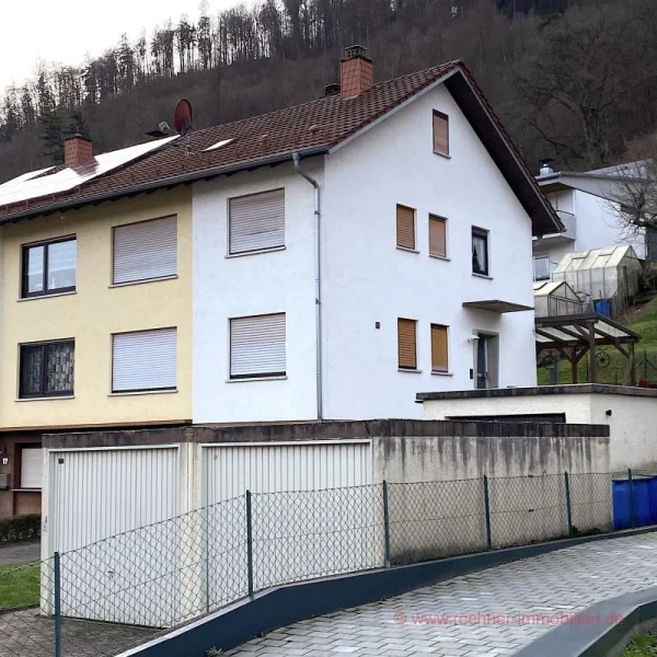 Straßenansicht - Haus kaufen in Eberbach - EBERBACH: Grundsolide & gepflegt in beliebter Wohnlage! 1-2-Fam.-Doppelhaushälfte mit 3 Garagen ...