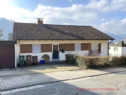 Straßenansicht - Haus kaufen in Eberbach - EBERBACH: 1-Familienhaus mit Einliegerwohnung und Garage! Ideal für "handwerklich Begabte" ...