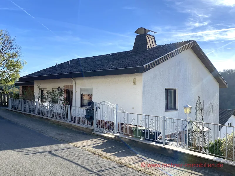 Straßenansicht - Haus kaufen in Neckarsteinach - Sonnige Stadtrandlage! Grundsolides 1-Familienhaus mit Einliegerwohnung ...