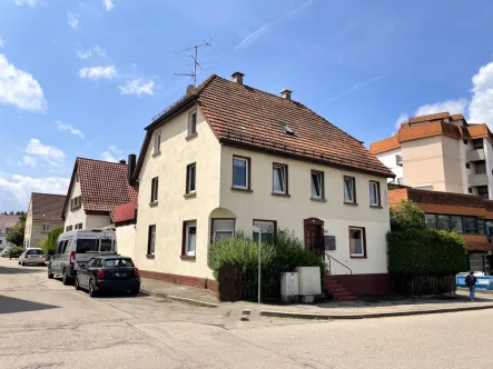 Nordostansicht  - Haus kaufen in Münsingen - Mehrfamilienhaus in zentraler Lage von Münsingen mit 3 Wohneinheiten! Für Anleger oder Eigennutzer
