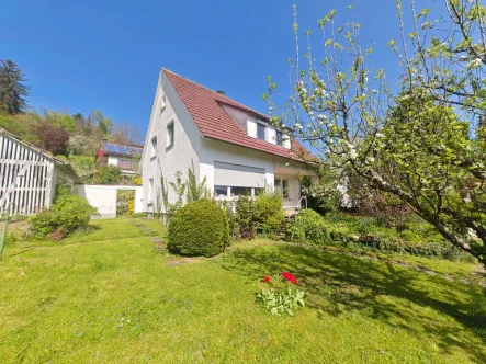 Herrlicher Garten  - Haus kaufen in Dettingen an der Erms - Charmantes Wohnhaus mit herrlichem Grundstück und Panoramablick in Dettingen/Erms!