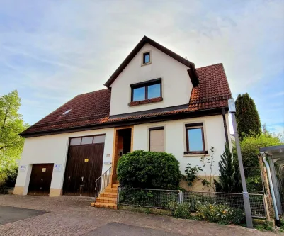 Außenansicht - Haus kaufen in Pfullingen - Praktisches Einfamilienhaus mit Garten und Garage in stadtnaher Lage