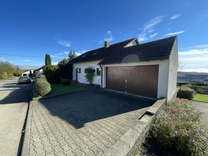 Frontansicht, Hofraum - Haus kaufen in Heroldstatt / Sontheim - Freistehendes Einfamilienhaus mit Einliegerwohnung, Garten u. Garage in Heroldstatt zu verkaufen