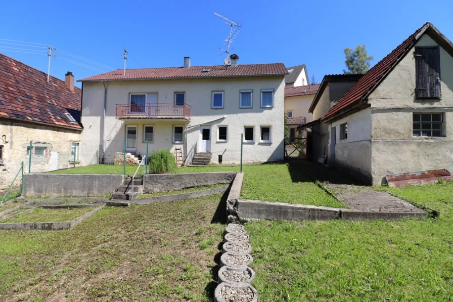 Außenansicht  - Haus kaufen in Münsingen - Wohnhaus mit großzügigem Platzangebot, zwei Garagen und wunderschönem Ausblick!