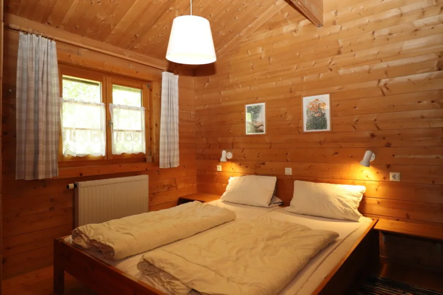 Schlafzimmer mit Doppelbett links