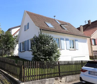 Außenansicht - Haus kaufen in St. Johann / Bleichstetten - Ideal für Paare, Einzelpersonen o. kleine Familien - Liebevoll gestaltete Immobilie in ruhiger Lage