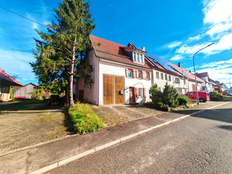 Außenansicht - Haus kaufen in Engstingen-Kohlstetten - Charmantes Wohnhaus mit Scheune in Engstingen-Kohlstetten!