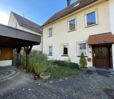 Außenansicht - Haus kaufen in Bad Urach - Charmante Doppelhaushälfte mit Garage und Carport in zentraler Lage!