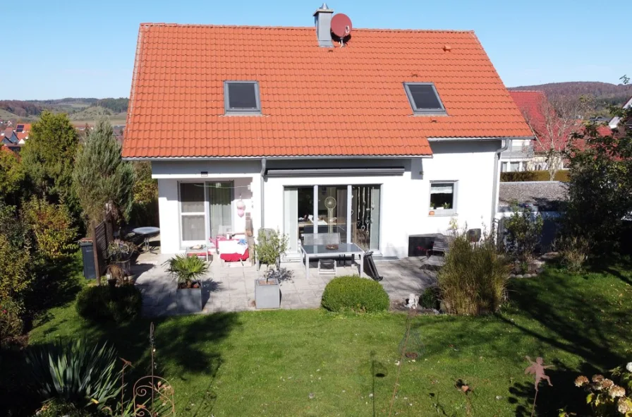 Außenansicht - Haus kaufen in Münsingen / Auingen - Exklusives Wohnen im Grünen: Modernes Zuhause mit Gartenidylle und urbanem Komfort