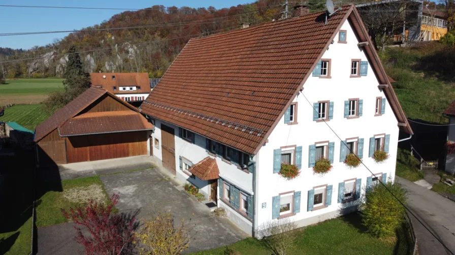 Wohnhaus mit Stall, Scheune, Geräteschuppen und Garage