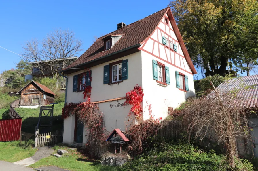 Pfründerhaus - Haus kaufen in Hayingen / Indelhausen - Bezauberndes Einfamilien-Haus auf weitläufigem Sonnengrundstück im Großen Lautertal, Indelhausen