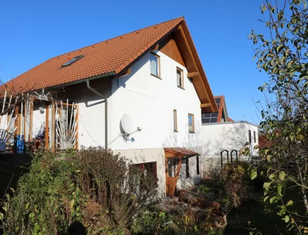 Außenansicht  - Haus kaufen in Münsingen / Dottingen - Wohnhaus mit drei separaten Einheiten, Garten und Doppelgarage - frei!