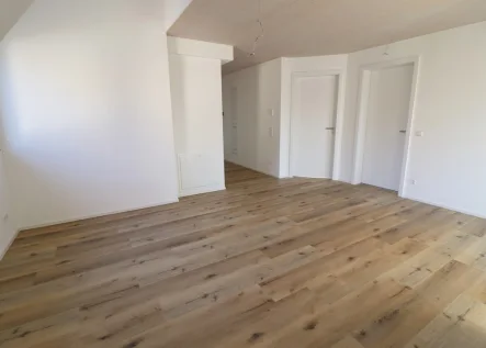 Wohnbereich  - Wohnung mieten in Mehrstetten - Lichtdurchflutete Maisonette-Wohnung mit zwei Balkonen in Mehrstetten - Erstbezug!