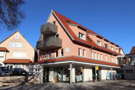 Außenansicht  - Wohnung mieten in Mehrstetten - Moderne Neubau-Maisonette-Wohnung in Mehrstetten zu vermieten - Erstbezug!