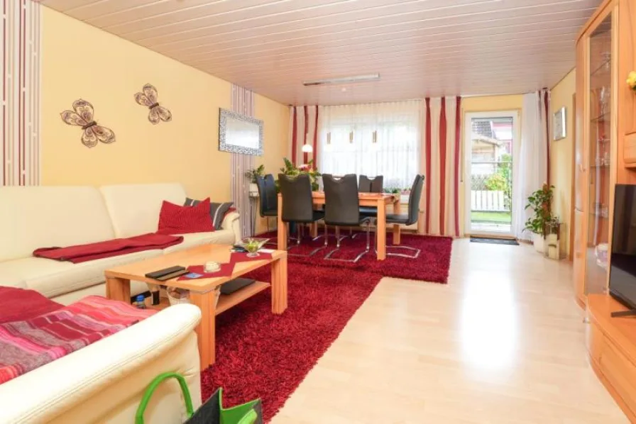 Wohnzimmer - Wohnung kaufen in Welzheim - Vermietete 4-Zimmer-Wohnung mit Garten in ruhiger Lage