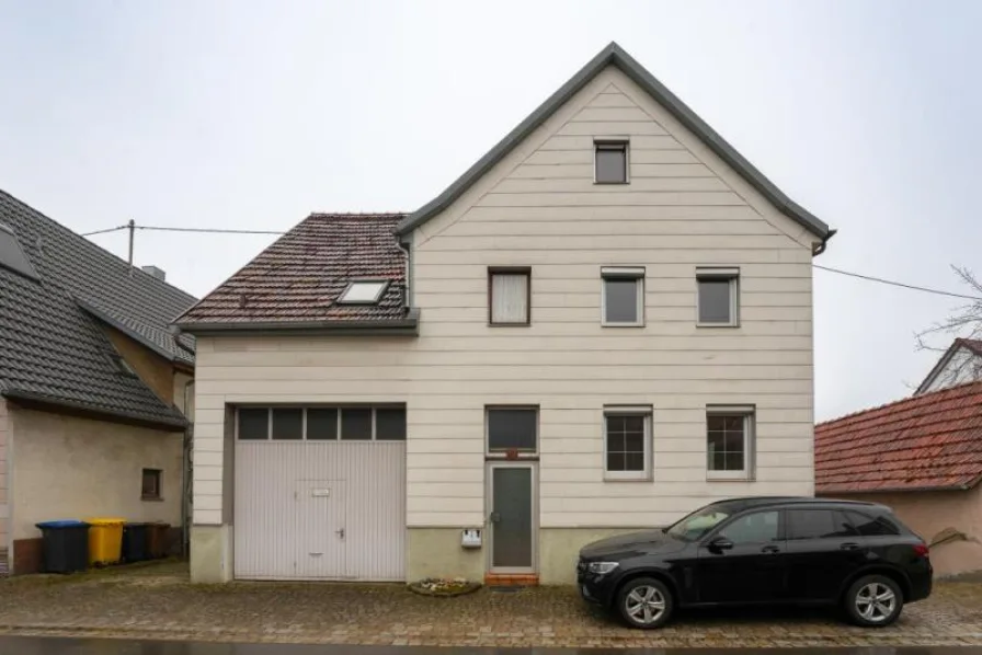 Hausansicht - Haus kaufen in Berglen-Hößlinswart - Handwerkertraum im Herzen von Berglen-Hößlinswart – Einfamilienhaus mit Potenzial