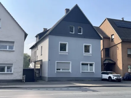 Ansicht - Haus kaufen in Arnsberg / Hüsten - Arnsberg-Hüsten: Vermietetes 3-Familien-Haus mit Garagen und Garten