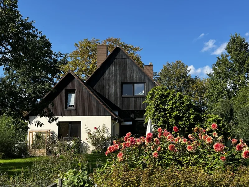Außenansicht - Haus kaufen in Bielefeld - Historisches Bauernhaus mit einzigartigem Charme in Bielefeld - Vilsendorf!