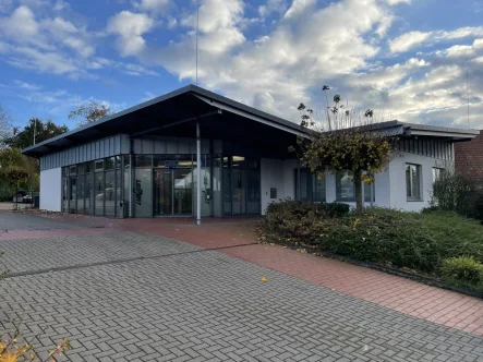 Außenansicht West - Büro/Praxis kaufen in Bad Oeynhausen - modernes Arzt- und Bürogebäude in BO-Wulferdingsen