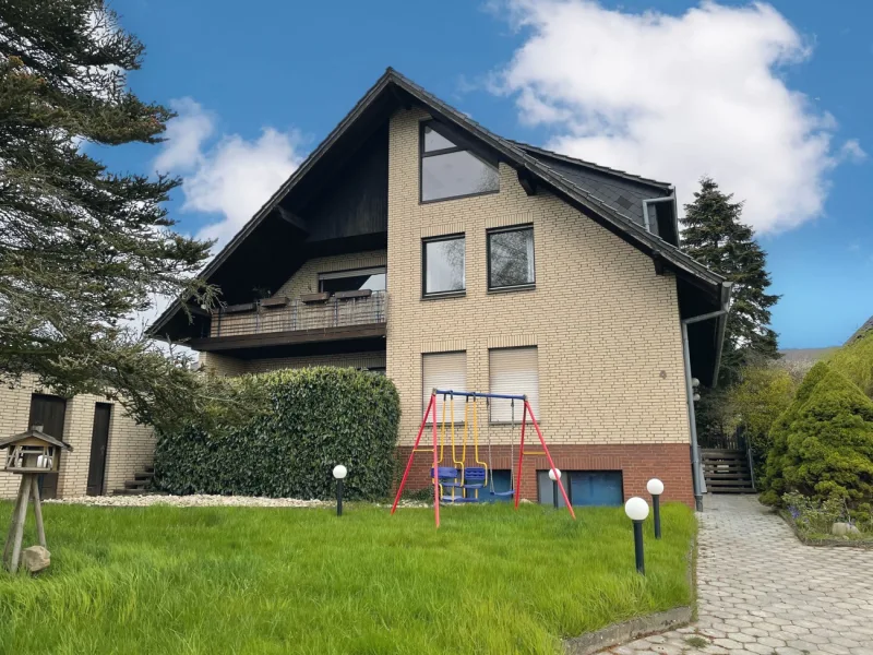 Außenansicht - Haus kaufen in Bad Oeynhausen - Einfamilienhaus mit ELW, großer Doppelgarage und Schwimmbad - mit Blick auf den Großen Weserbogen!