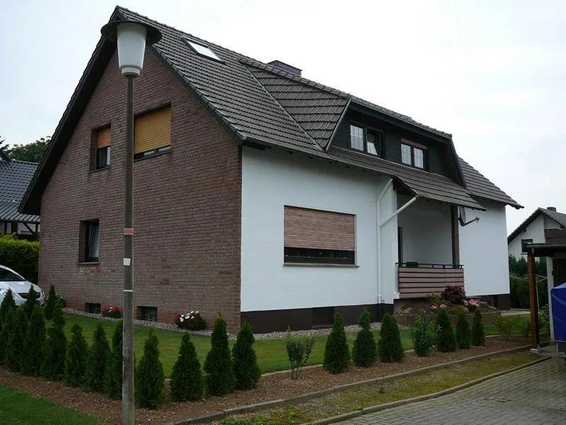 Straßenansicht mit kl. Hecke