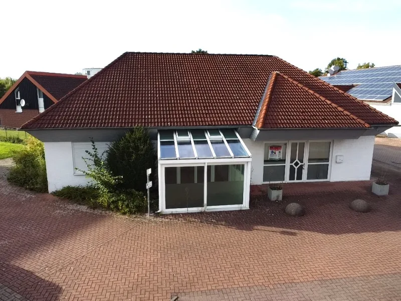 Front und Wintergarten - Haus kaufen in Niedernwöhren - Wohnen, Arbeiten oder Bauen Sie hier neu - Ihre Entscheidung!