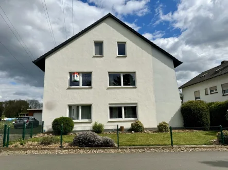 Außenansicht Straßenseite - Haus kaufen in Bünde - Attraktives 3-Familienhaus direkt am Feld: Ideales Investment für Kapitalanleger!