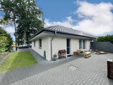 Garten und Terrassenansicht - Haus kaufen in Steinhagen - Barrierefreies Wohnen! Neuwertige Bungalow-DHH in Steinhagen!