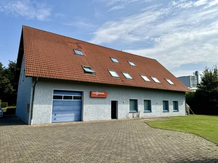 Außenansicht - Haus kaufen in Bad Oeynhausen - Mehrfamilienhaus mit großem Grundstück und integrierter Gewerbefläche in Wulferdingsen