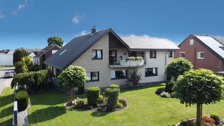 Außenansicht - Haus kaufen in Bad Oeynhausen - Elegantes Wohnen: Großzügiges Ein-/Zweifamilienhaus mit Traumgrundstück in Eidinghausen