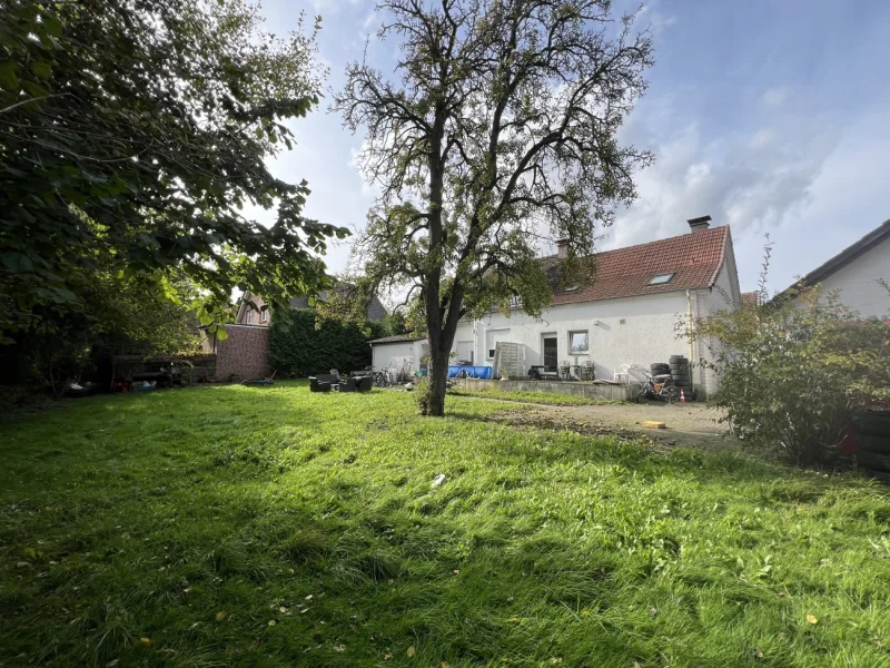 Gartenansicht - Haus kaufen in Espelkamp / Frotheim - Attraktives Mehrfamilienhaus in Espelkamp – Ideal für Investoren oder Eigennutzer!