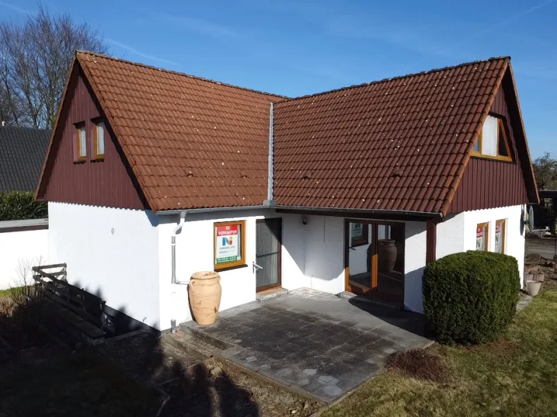 Terrassenansicht - Haus kaufen in Bad Oeynhausen - Familientraum mit Potenzial: Ihr neues Einfamilienhaus auf großzügigem Eckgrundstück!