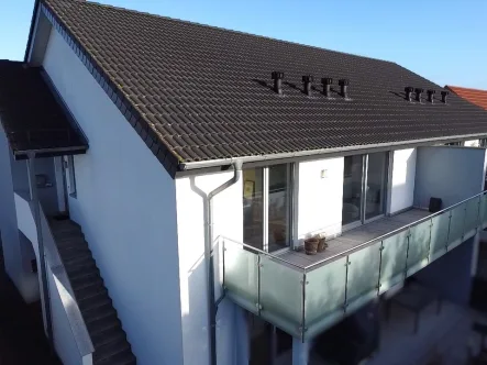 Eingang und Balkon - Wohnung kaufen in Bad Oeynhausen - Moderne 4-Zimmer-Eigentumswohnung mit Südbalkon, Carport und energieeffizienter Ausstattung in Bad Oeynhausen!