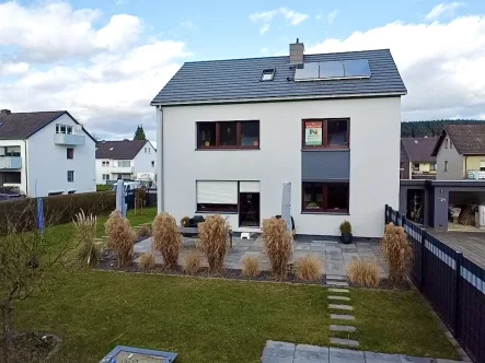 Gartenansicht - Haus kaufen in Kalletal - Traumhaftes Zuhause in ruhiger Wohnlage: Hochwertig modernisiertes Einfamilienhaus mit großem Garten