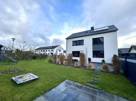 Gartenansicht - Haus kaufen in Kalletal - Traumhaftes Zuhause in ruhiger Wohnlage: Hochwertig modernisiertes Einfamilienhaus mit großem Garten