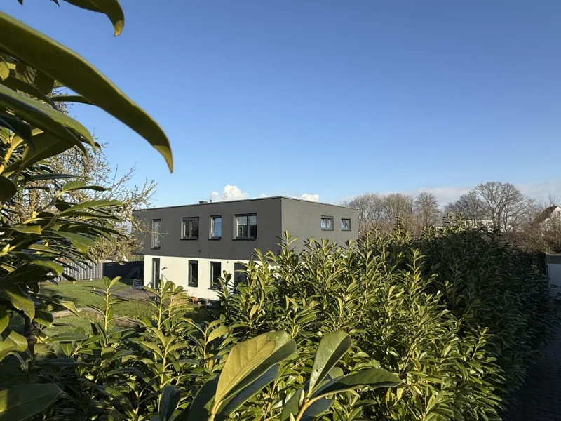 Außenansicht - Haus kaufen in Bad Oeynhausen - Exklusives Einfamilienhaus im Bauhaus-Villenstil mit traumhafter Aussicht auf das Wiehengebirge