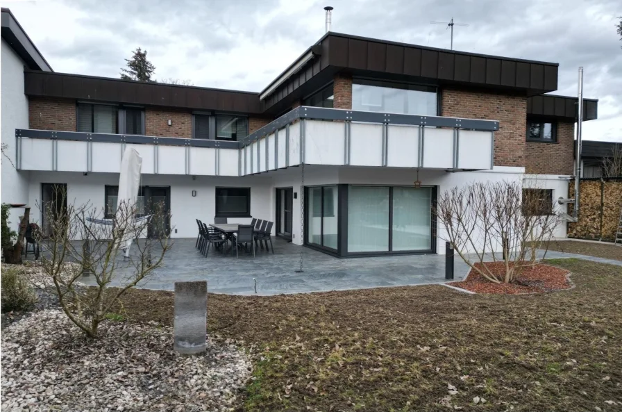 01. Hausansicht - Haus kaufen in Gärtringen - Luxuriöser Flachdachbungalow mit exklusiver Ausstattung und eleganter Einliegerwohnung