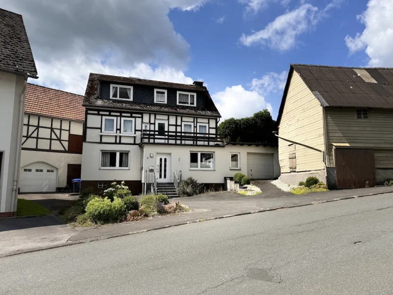 Strassenansicht_1_Rattlar - Haus kaufen in Willingen (Upland) - Du suchst dein neues Zuhause, hier ist es! Fachwerkhaus mit Scheunenanbau und zwei Garagen