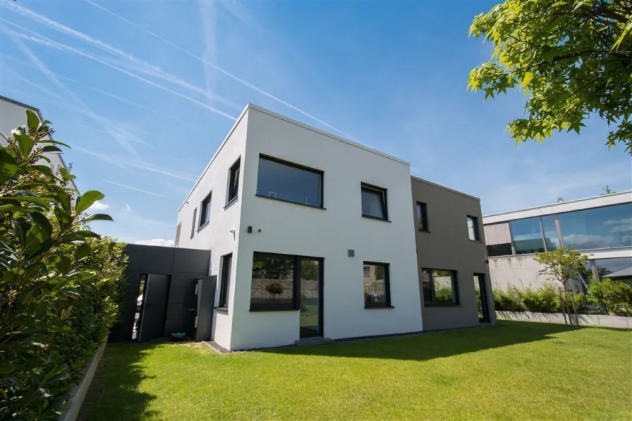 Außenansicht - Haus mieten in Frankfurt - Exklusive Architekten-Villa in traumhafter Lage Riedbergs