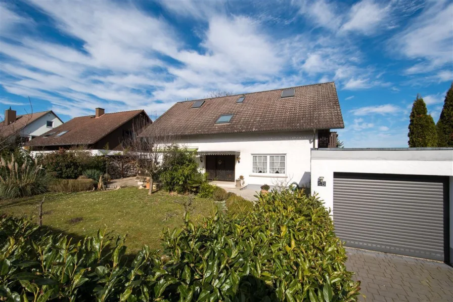 Außenansicht - Garage - Haus kaufen in Frankfurt - Freistehendes Zweifamilienhaus mit ELW und großem Südgarten in Bestlage von Frankfurt-Kalbach