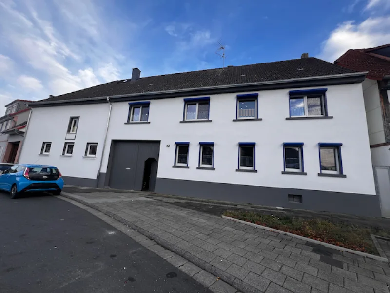 Objektansicht - Haus kaufen in Schaafheim - Objekt mit zwei Wohnungen | Innenhof | Heizen mit Öl + Holz | EBK in beiden Wohneinheiten | gewerbliche Nutzung möglich