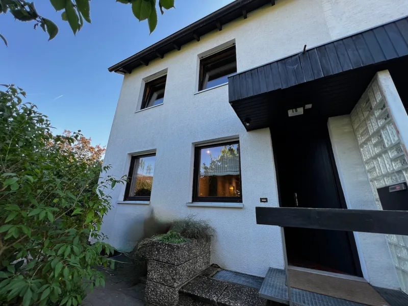 Objektansicht_Haustuer - Haus kaufen in Hanau / Steinheim am Main - DHH mit Einbauküche | neues Bad + Duschbad + Gäste-WC | Garage und Platz im Außenbereich