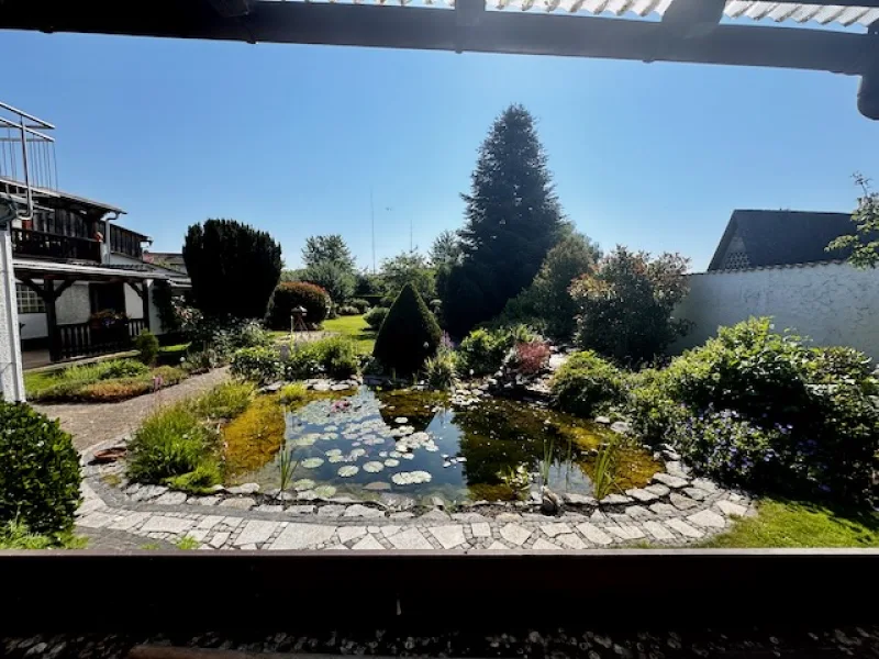 Teich mit Blick in den Garten