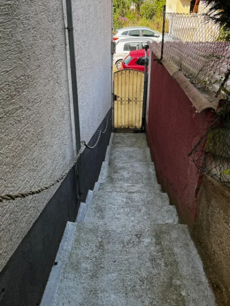 Treppe neben dem Haus