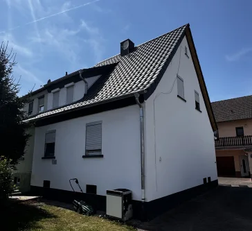 Objektansicht | Titelfoto - Haus mieten in Schaafheim - DHH auf Gemeinschaftsgrundstück mit kleinem Garten vor dem Haus in Waldrandnähe von Schaafheim | Sofort frei!