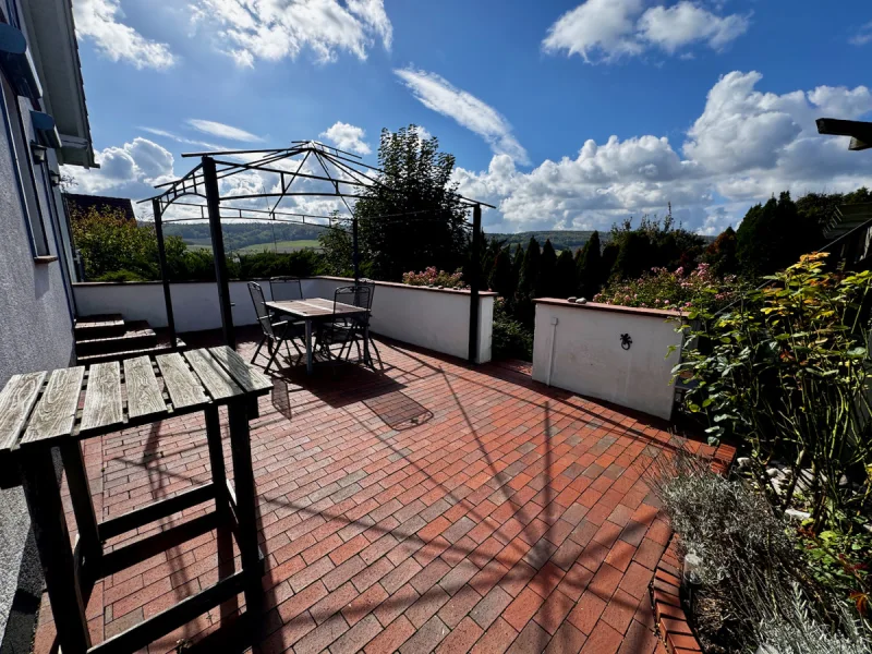 Terrasse mit Zugang in den Garten