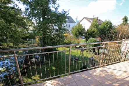 Blick in den verträumten Garten mit schönem Baumbestand - Haus kaufen in Wiesloch - Doppelhaushälfte mit verträumten Garten in sehr guter Lage von Wiesloch! Regelmässig modernisiert!