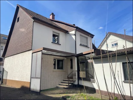 Rückansicht des Hauses - Haus kaufen in Hockenheim - Sanierungsbedürftiges Stadthäuschen mit Nebengebäuden und sonnigem Grundstück in zentraler Lage!